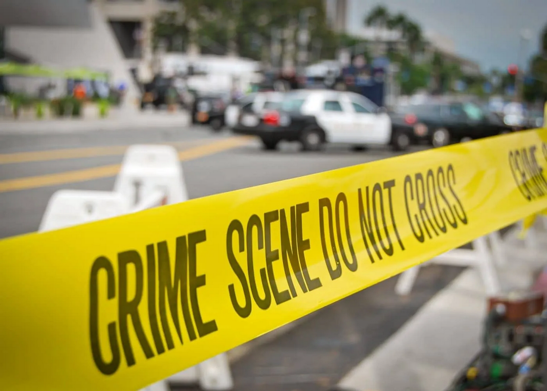 Ex policía ebrio asesina a su pareja a balazos frente a su hija de 13 años