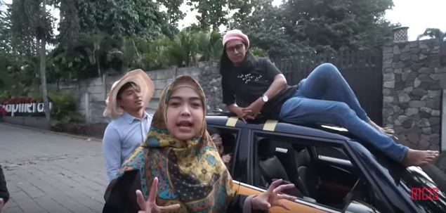Ria Ricis di dalam video YouTubenya.