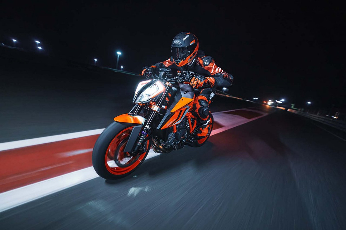 Стритфайтер KTM 1290 Super Duke R EVO 2022 с полуактивной подвеской