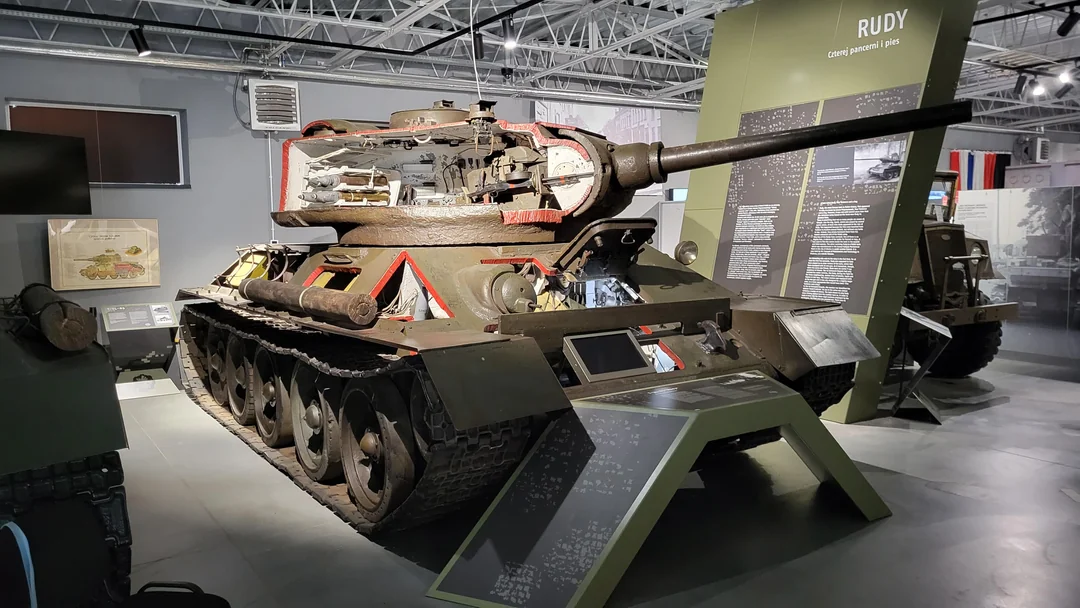 t-34-85-cutaway-rudy-original-tv-star-v0-gnjpaarl55qb1.webp