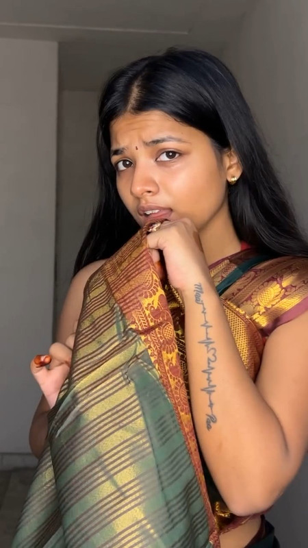 Hot Sexy beautiful tamil girl low hip saree and navel show.mkv_snapshot_00.07.407