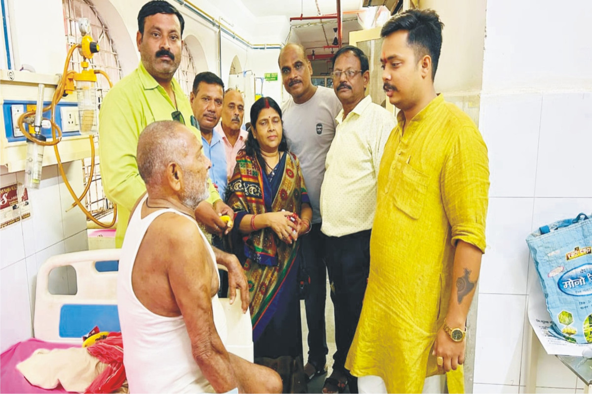 पुण्यतिथि पर फल एवं स्नेक्स  वितरित