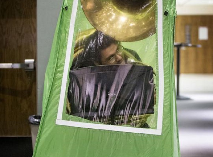 Cara unik sebuah sekolah menengah di Washington, Amerika Serikat agar kegiatan pembelajaran tetap bisa berlangsung dengan aman.