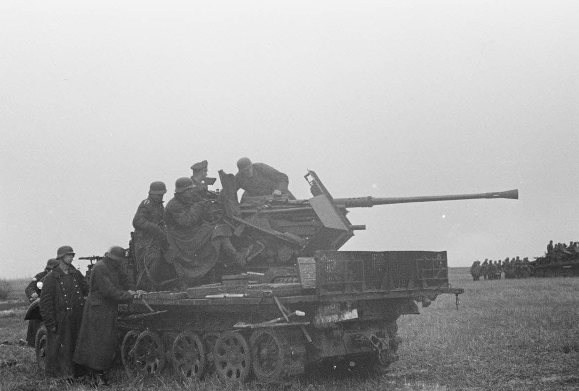 Chargé de fantassins allemands, un semi-chenillé Sd.Kfz.62 équipé d'un canon de 3.7cm Flak 36 du Lei