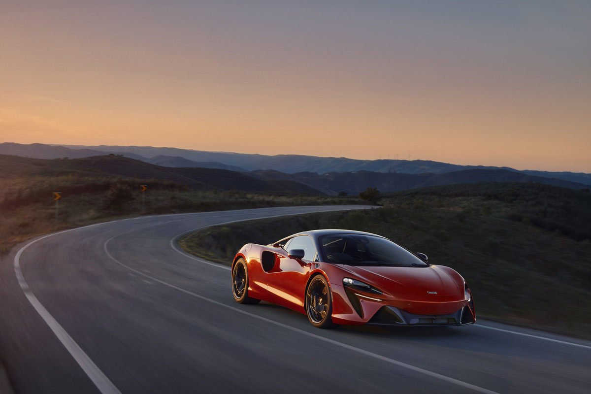 12901-McLarenArtura