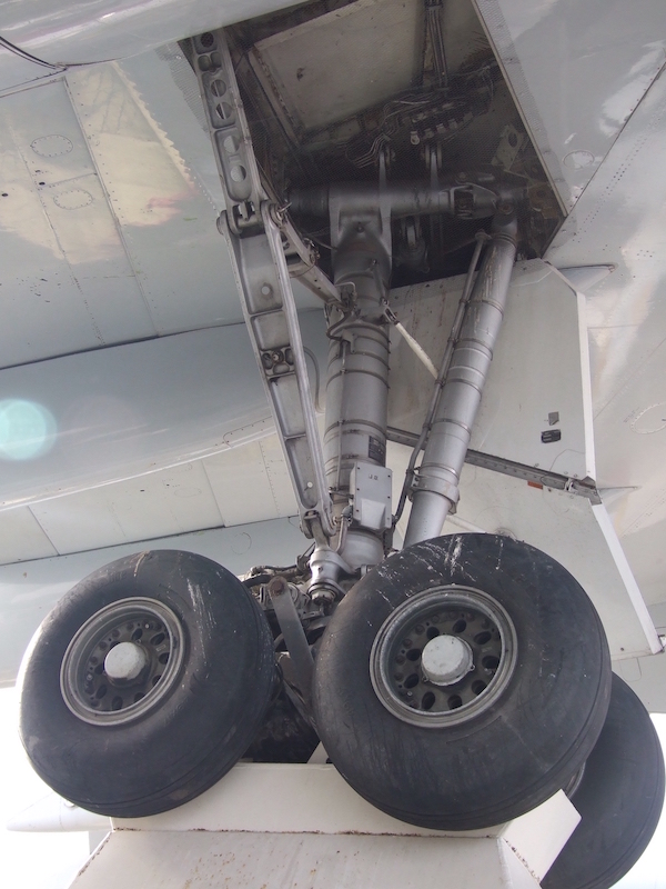 Boeing-747-main-gear.jpg