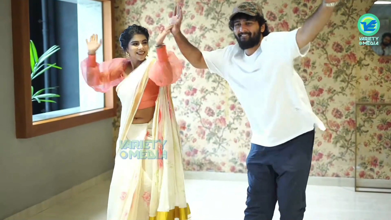 Pavithra Lakshmi Sexy Big Wide Navel in Saree from an event.mkv_snapshot_00.35.541