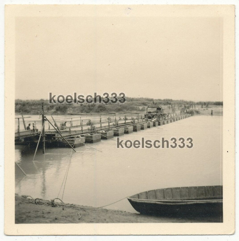 Foto Panzer Halbkette und Infanterie überquert Ponton Kriegsbrücke im Osten 1941