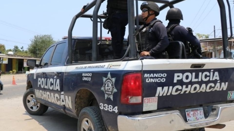 Localizan dos cadáver con signos de violencia sobre una brecha de Michoacán