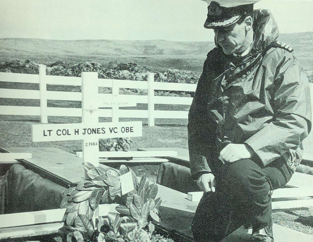 El hermano Commander Tim Jones visitando tumba