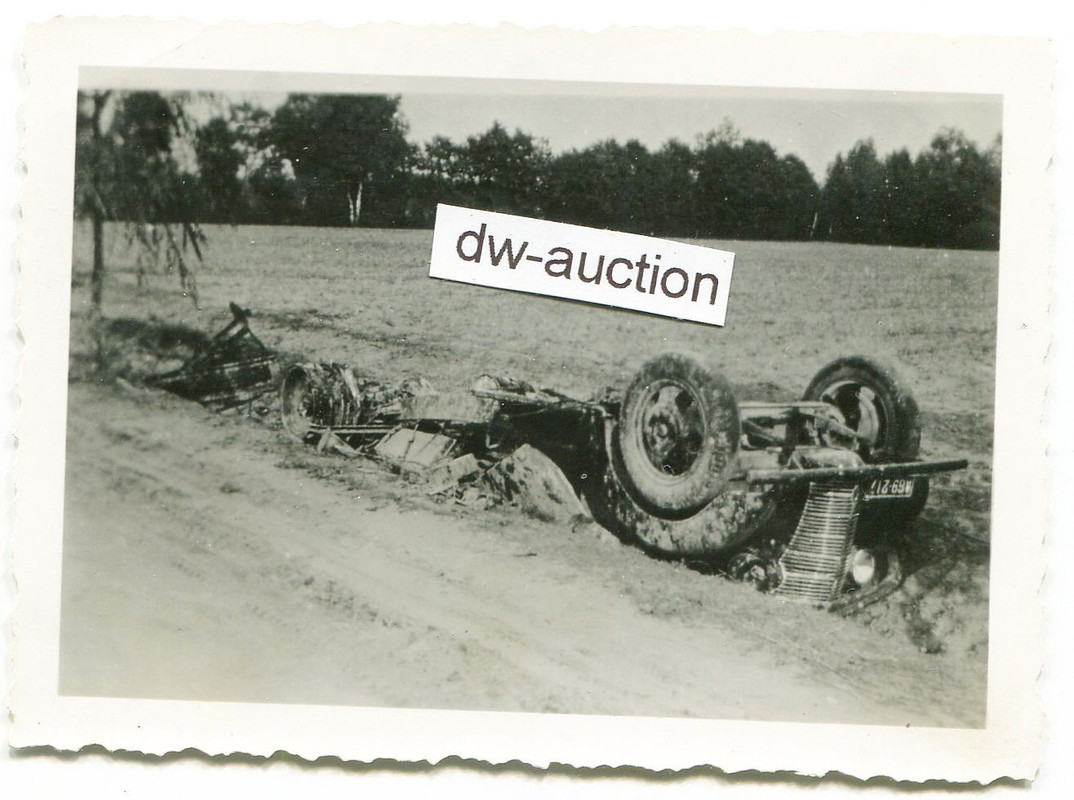 Polen , zerstörtes polnisches Fahrzeug vor Warsc