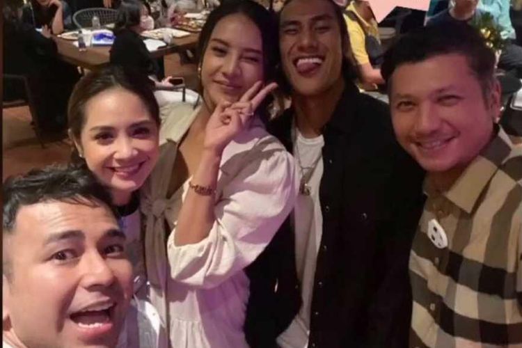 Raffi Ahmad, menuai reaksi kritikan keras dari selebiti gara-gara beredarnya foto berkumpul tanpa protokol kesehatan, sesaat setelah mendapat vaksin.