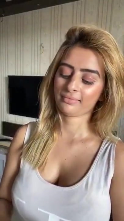 [Image: Ankita-Dave-hottest-Instagram-Live-Show-110.jpg]