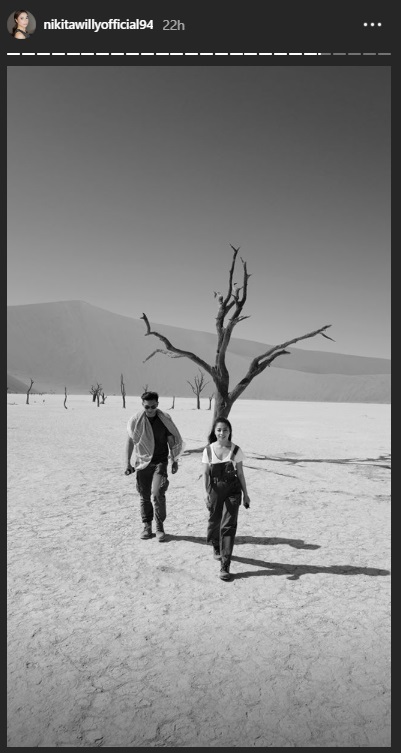 Nikita Willy berpose di Deadvlei dengan kekasihnya