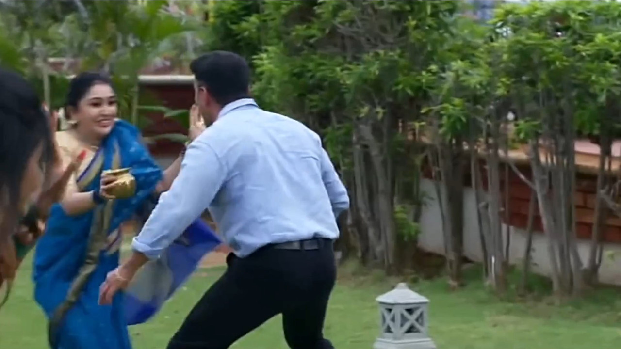 nithya das navel slip in blue saree.mkv_snapshot_00.11.412