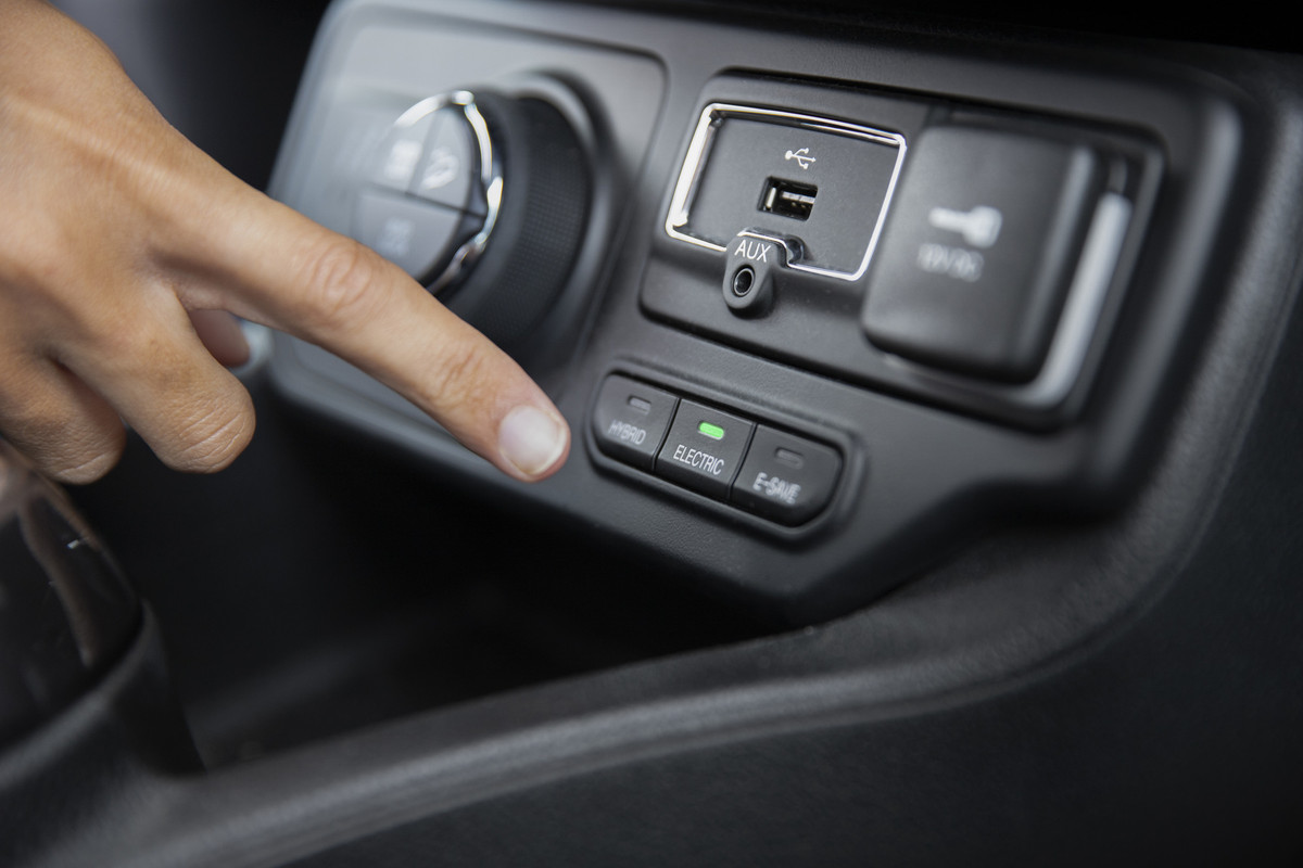 close-up-woman-electric-car (1)