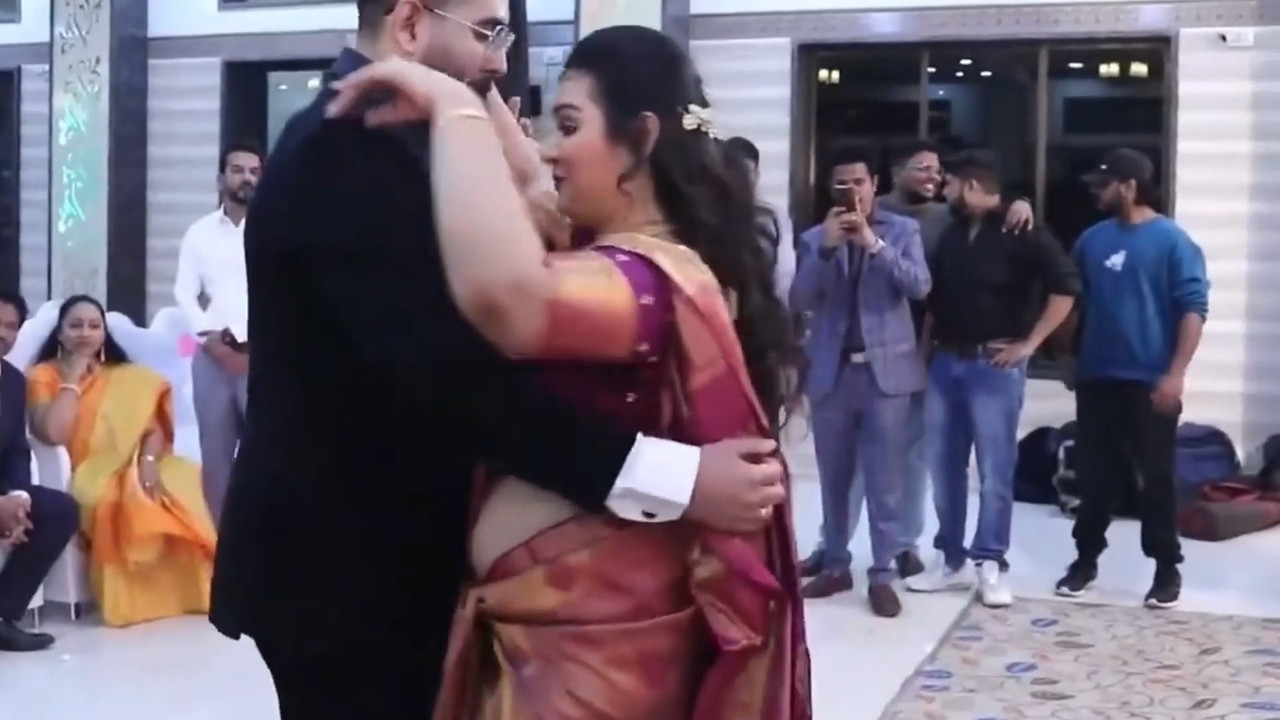 Chubby Beautiful Mangalore girl sexy navel in maroon saree.mp4_snapshot_00.04.669