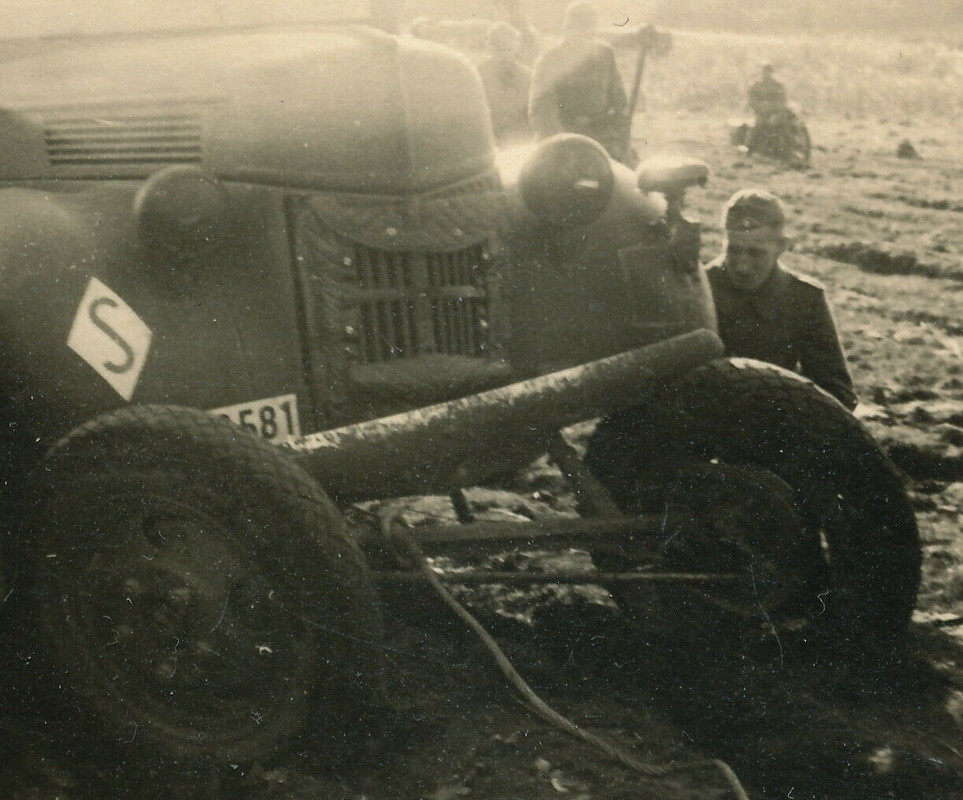 Foto - verunglückter LKW im Schlamm.