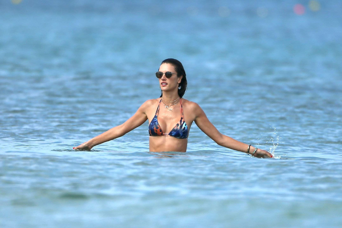 Alessandra-Ambrosio-Bikini-12-3