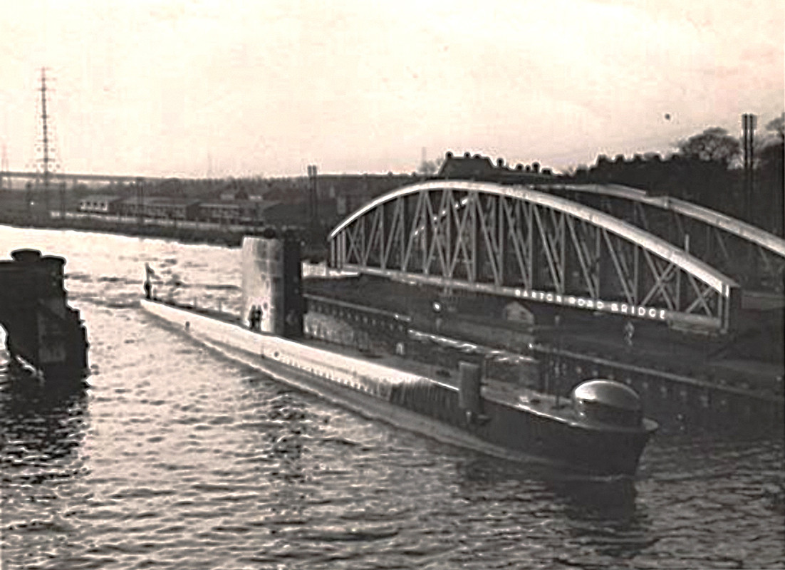 Cachalot (S.06) проходит через мост Barton,14 ноября 1964