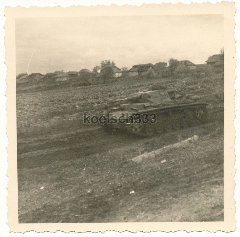 Foto Panzer III Kampfwagen durchfährt ein Dorf a