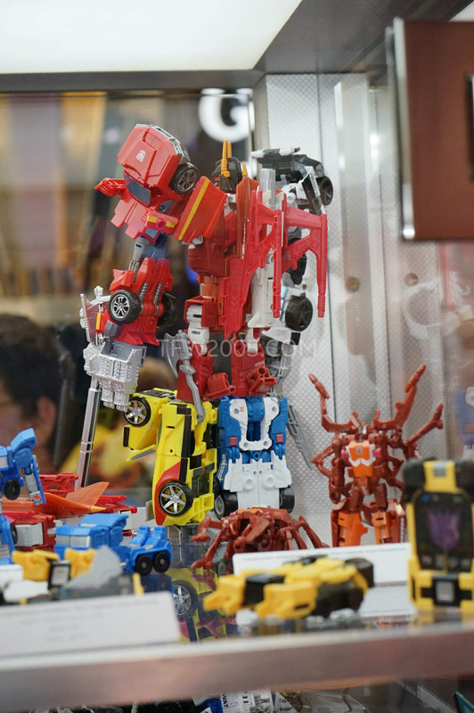 SDCC2015-Hasbro-Case-Transformers-Combiner-Wars-