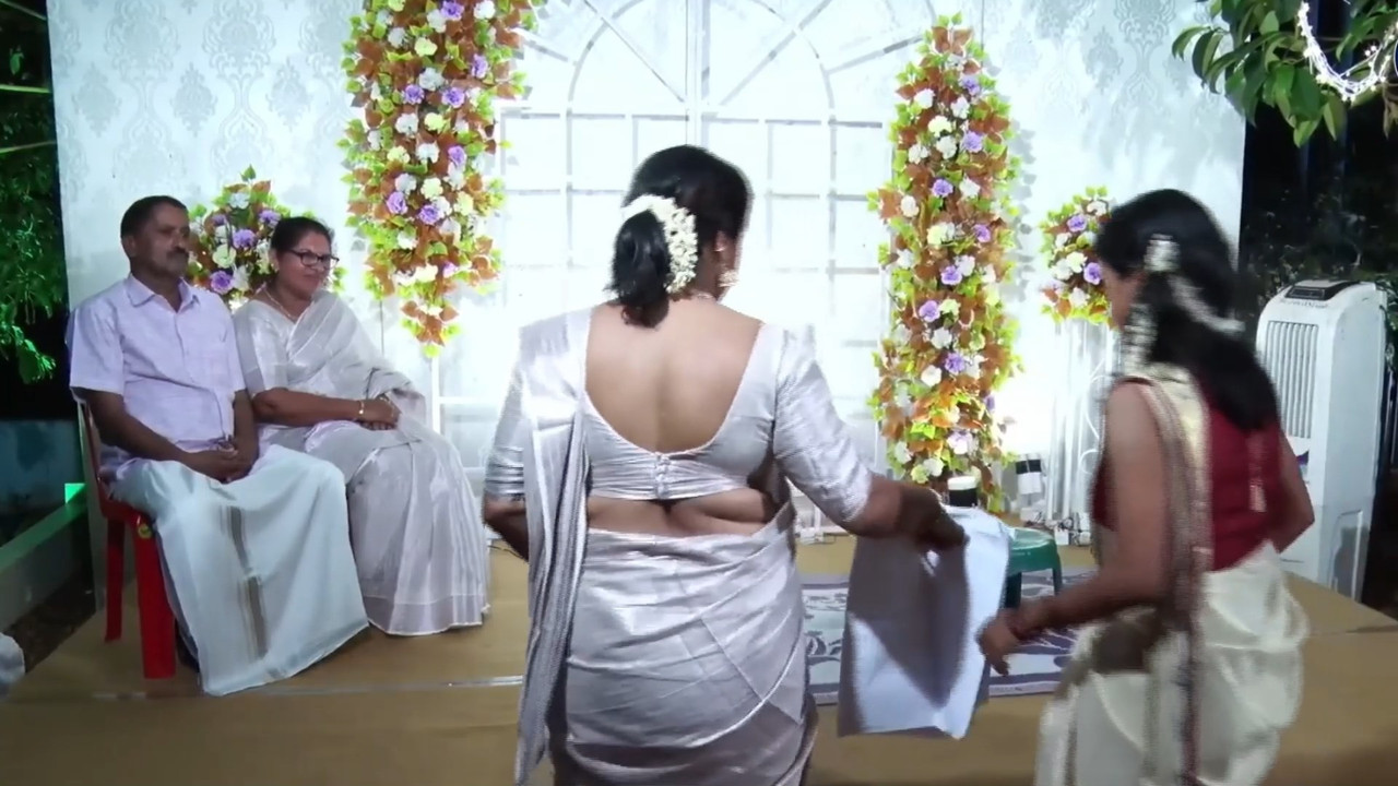 Hot fleshy Malayali aunty tummy foldand big ass in white saree.mp4_snapshot_00.01.659