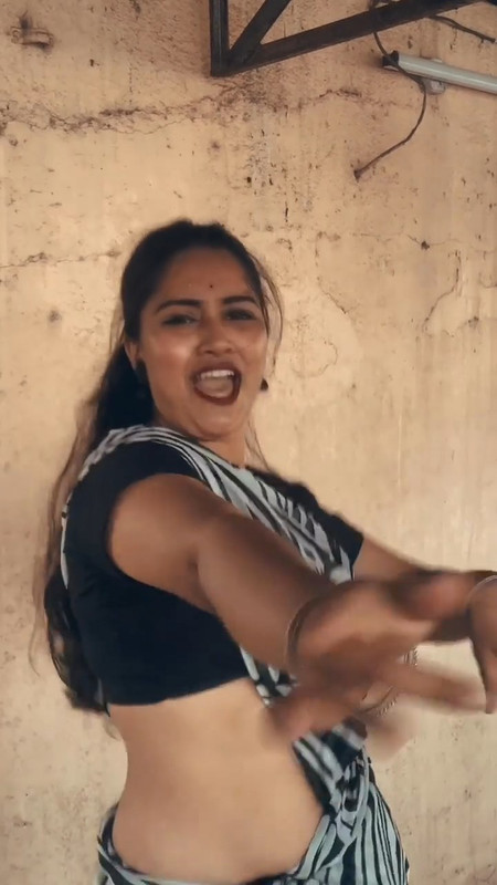 telugu aunty sexy tummy in saree.mp4_snapshot_00.06.376