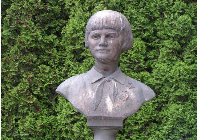 Monumento a Zinaida Portnovа, cerca de la ciudad de Togliatti, Rusia Monumento a Zinaida Portnovа, cerca de la ciudad de Togliatti, Rusia