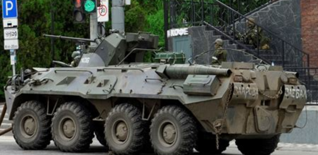 Un blindé du gouvernement provisoire défendant une rue de Bellevue contre les LLP