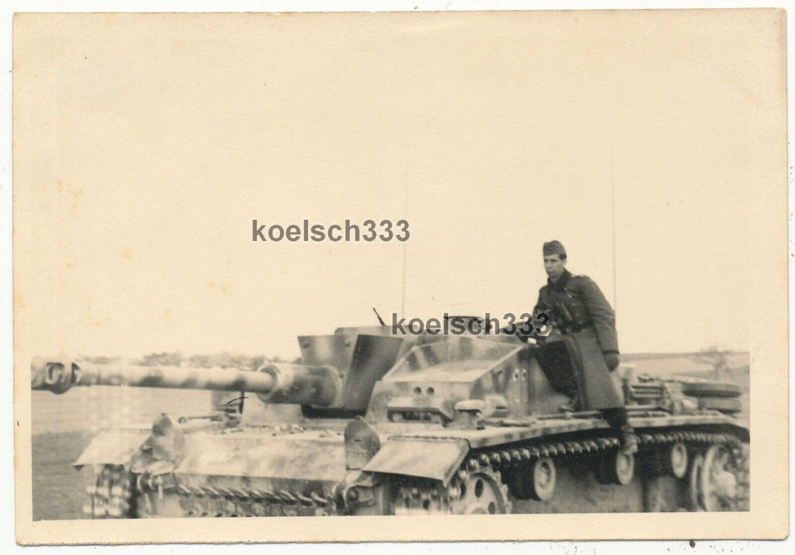 Foto Soldaten der Wehrmacht auf Sturmgeschütz Panzer mit Tarnlackierung 1944