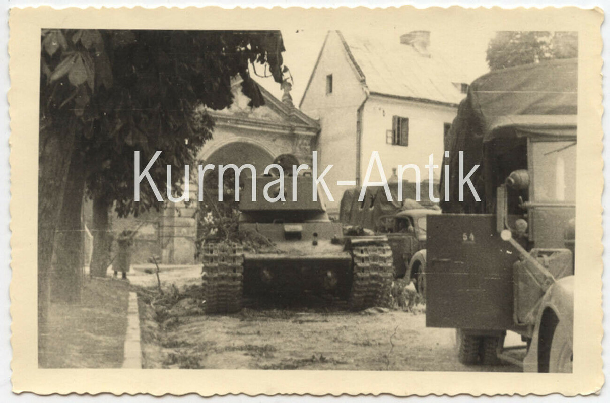 Foto Wehrmacht Aufklärungs Regt. 9 Russland Beute Panzer T34 T-34 KW1 Front2