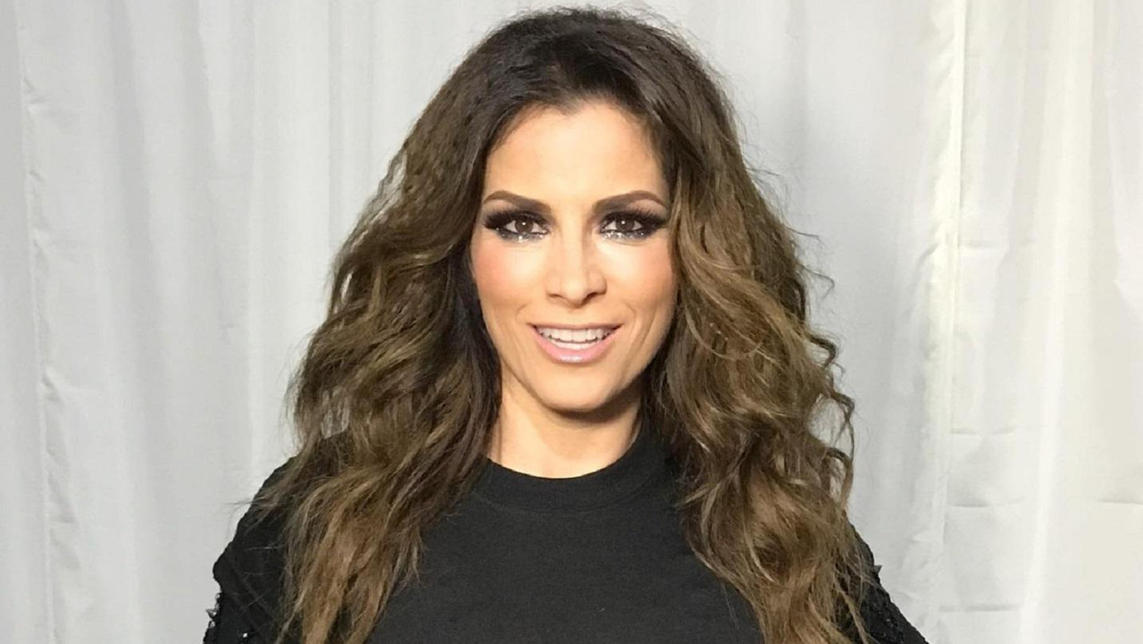 Alessandra Rosaldo parodia a JLo en la cama después de su noche de bodas