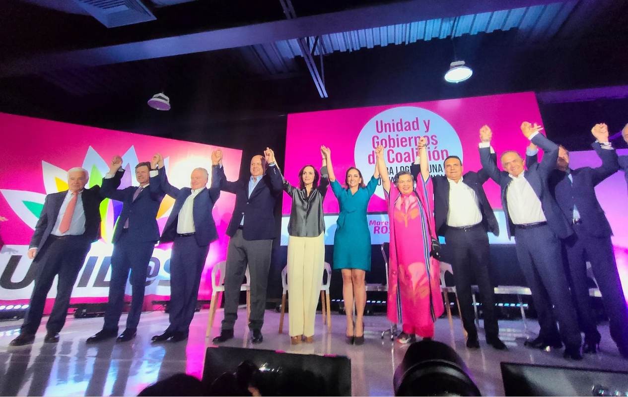 Desfilan 13 presidenciables de la oposición para 2024