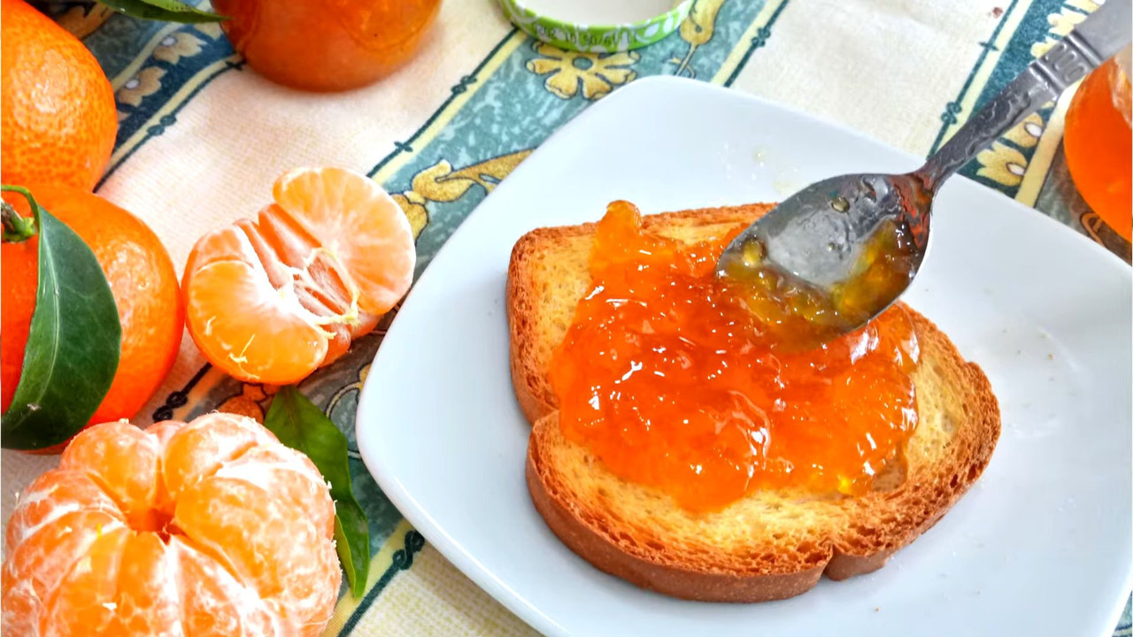 Mermelada casera de mandarina, perfecta para disfrutar en el desayuno 