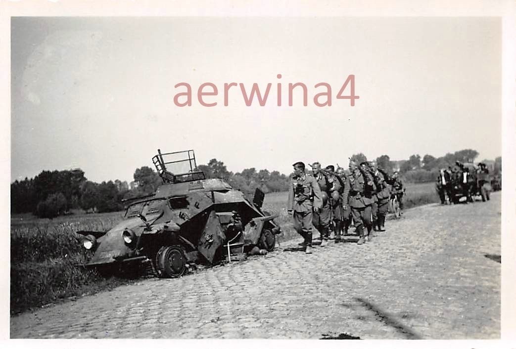 Ausgebrannte Panzerspähwagen Sd.Kfz 222 Valenciennes Frankreich