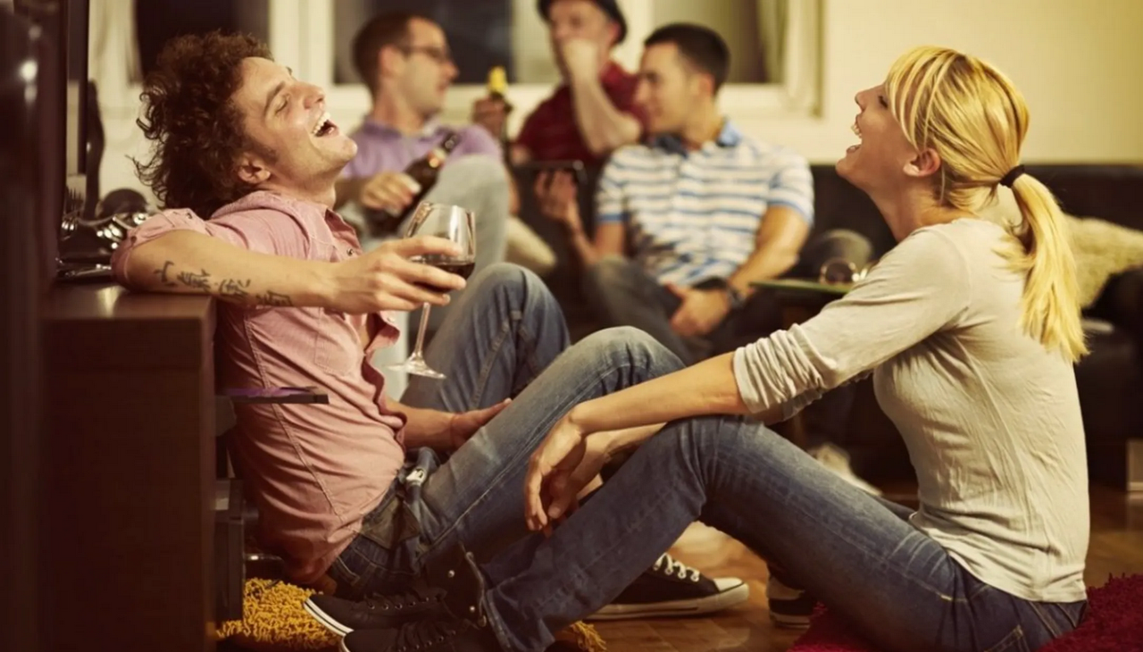 Invitados que se van de la fiesta sin despedirse ahorran hasta 2 días al año