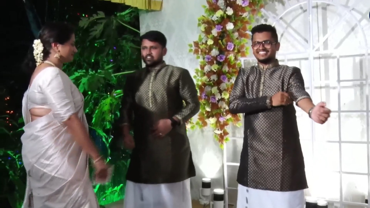 Hot fleshy Malayali aunty tummy foldand big ass in white saree.mp4_snapshot_01.19.435