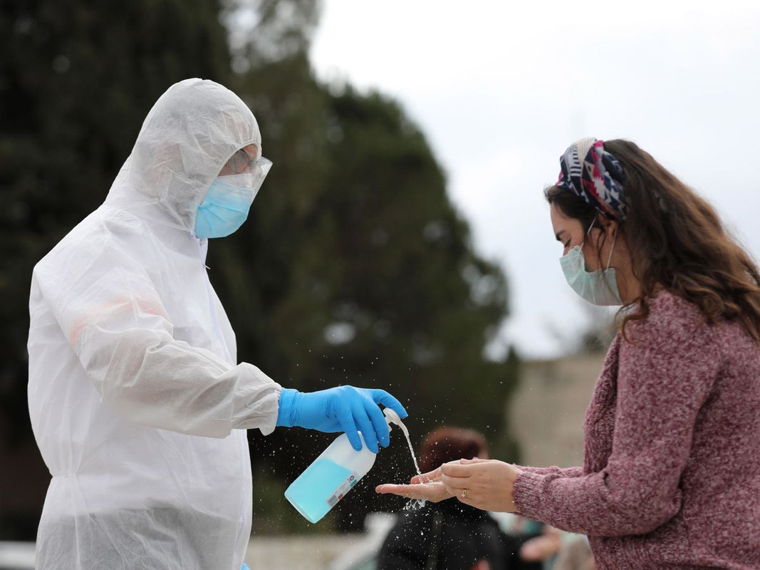 Francia permite que los médicos infectados con COVID-19 trabajen