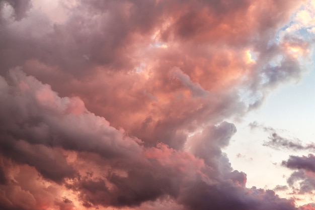 piekny-zachod-slonca-rozowe-niebo-szkarl