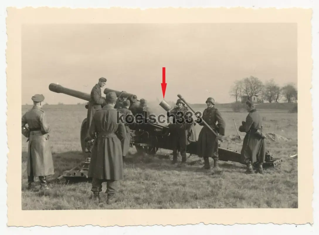 Foto Kanoniere feuern mit schwerer Feldhaubitze mit Mündungsbremse auf TrÜbPl (3)