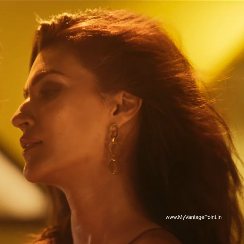 closeup-of-kriti-sanon-in-ganapath