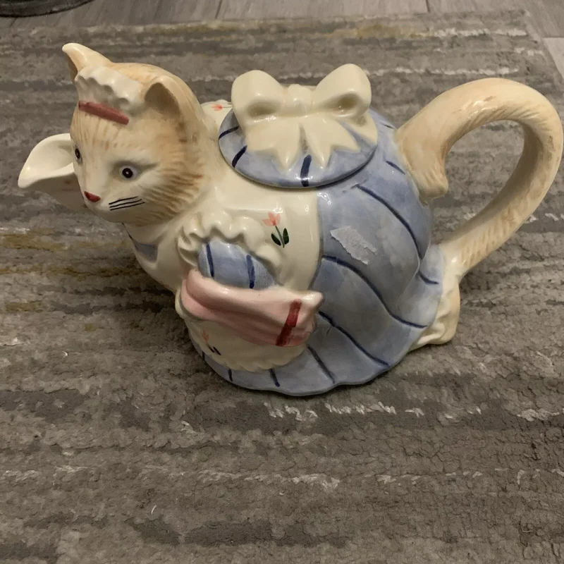teapot-vintage-cat.webp