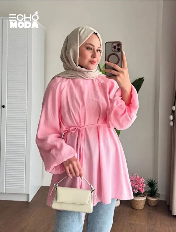 بلوزة طويلة بنقشة ناعمة تناسب الإطلالات اليومية البسيطة للمحجبات. بلوزة طويلة بنقشة ناعمة تناسب الإطلالات اليومية البسيطة للمحجبات.