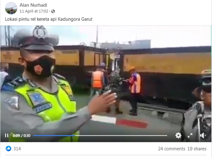 Rekaman video yang menunjukan sebuah gerbong kereta api anjlok beredar luas di media sosial.