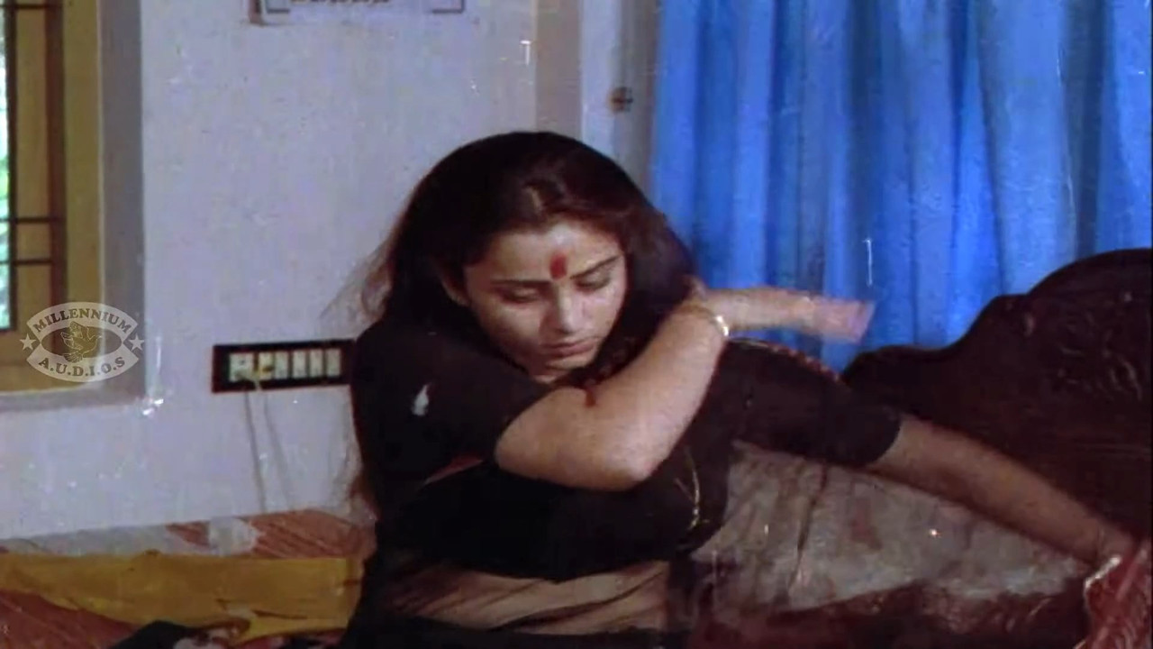 Beautiful and young geetha navel and other saree scenes.mp4_snapshot_01.05.924