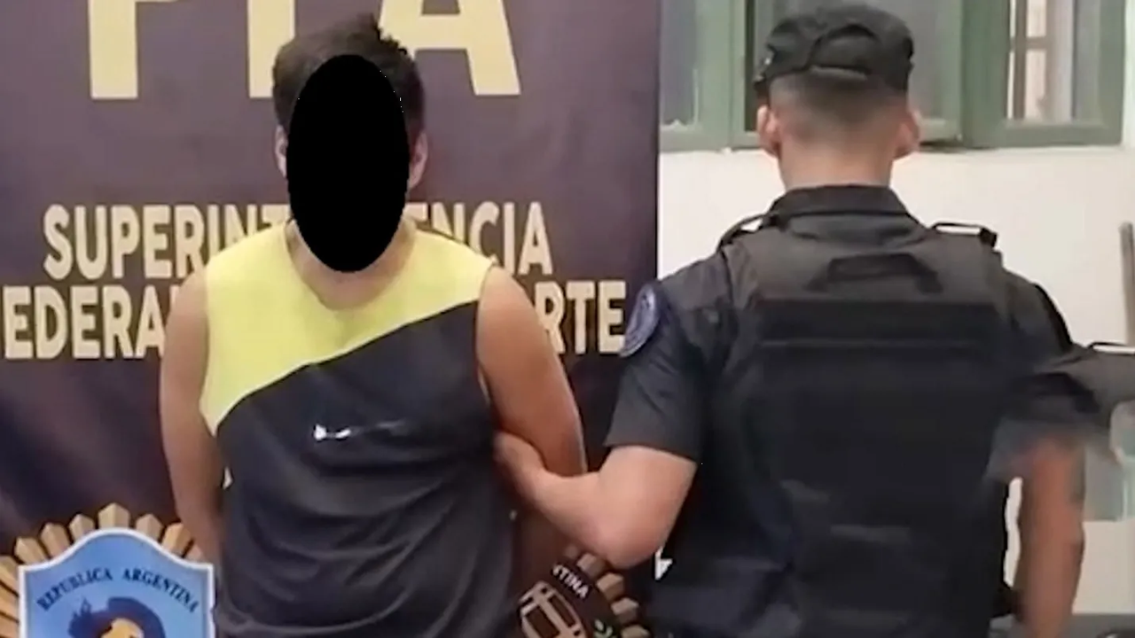 Joven roba celular en la Estación Constitución y termina linchado: video