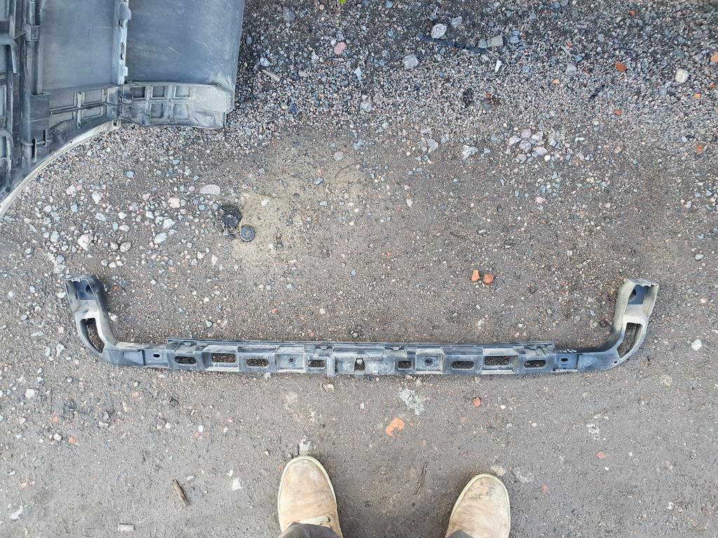 Усилитель переднего бампера