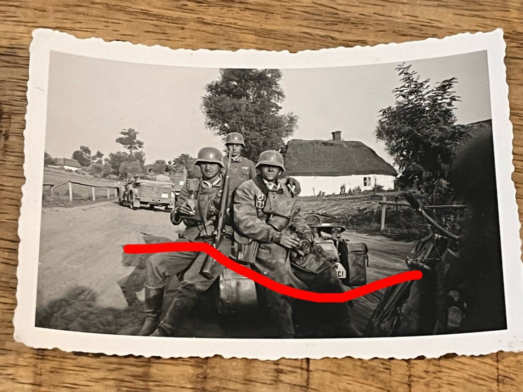 Foto WK2 WW2 Soldaten Mit Gewehre Auf Kübelwagen