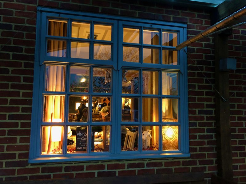 christmas-pub-window-cock-hatfield-dec-2020.jpg